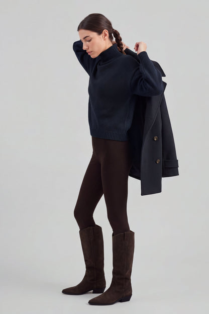 Pullover Nora in Midnight Ladneri – Model ist 1,78 m groß und trägt Gr. S