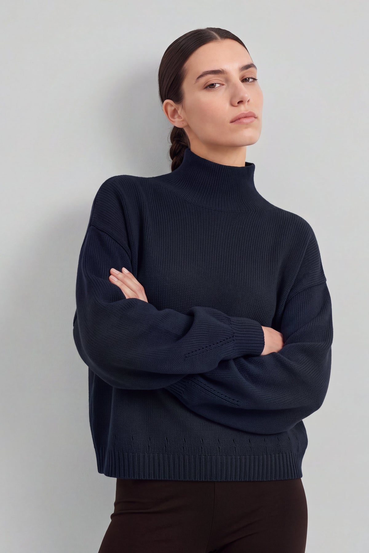 Pullover Nora in Midnight Ladneri – Model ist 1,78 m groß und trägt Gr. S