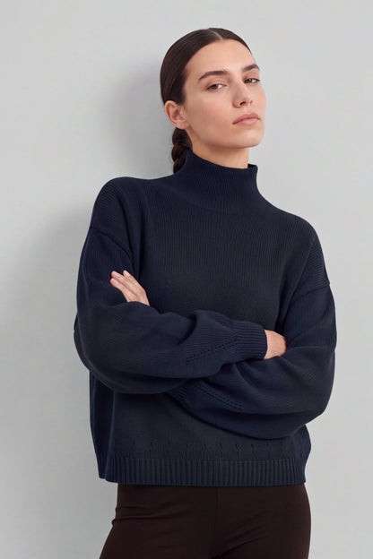 Pullover Nora in Midnight Ladneri – Model ist 1,78 m groß und trägt Gr. S
