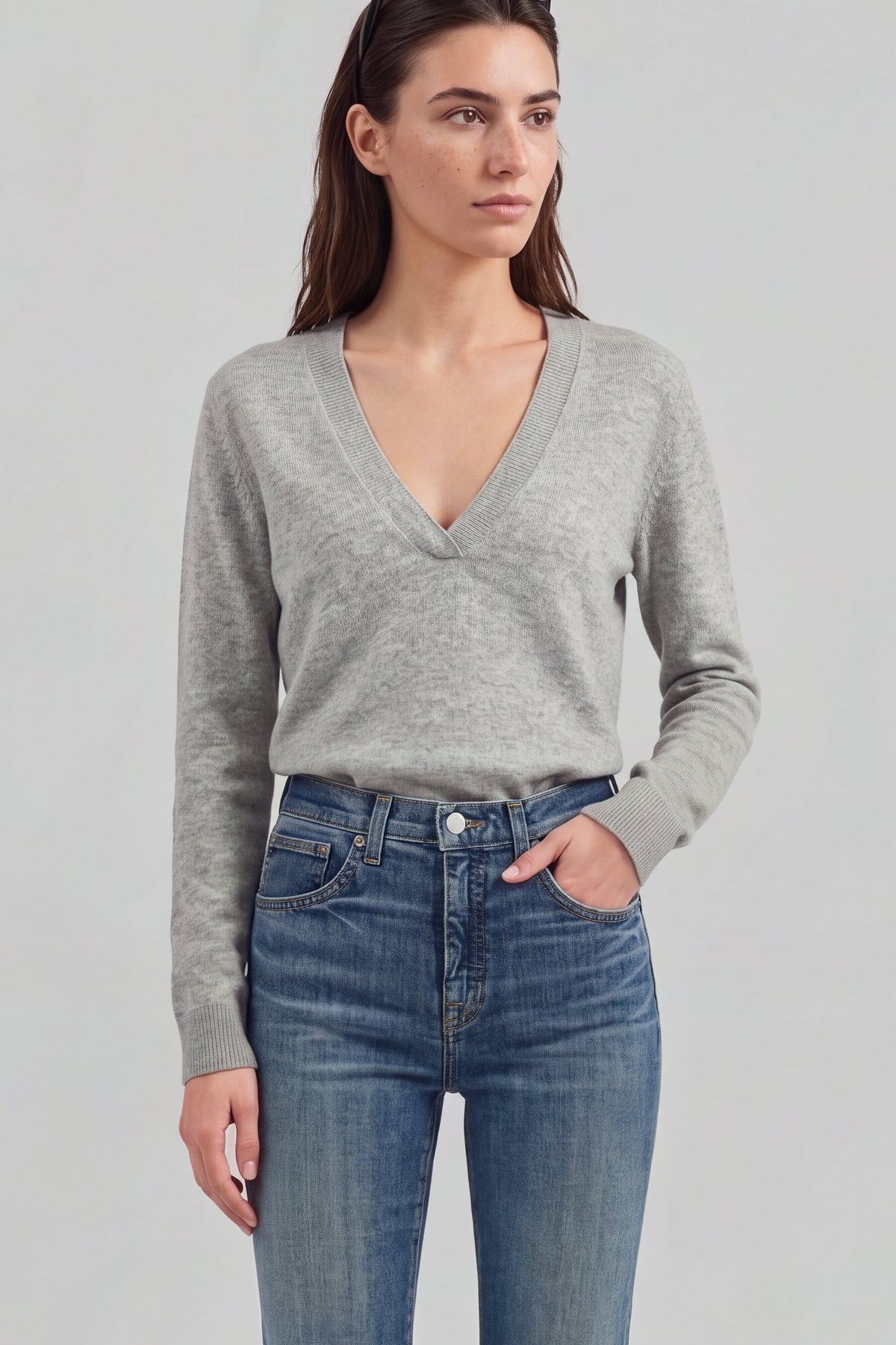 Pullover Pizzo in Hellgrau Ladneri – Model ist 1,78 m groß und trägt Gr. S
