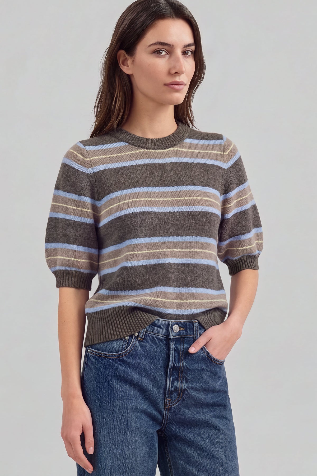 Pullover Poupette in Taupe Striped Ladneri – Model ist 1,78 m groß und trägt Gr. S
