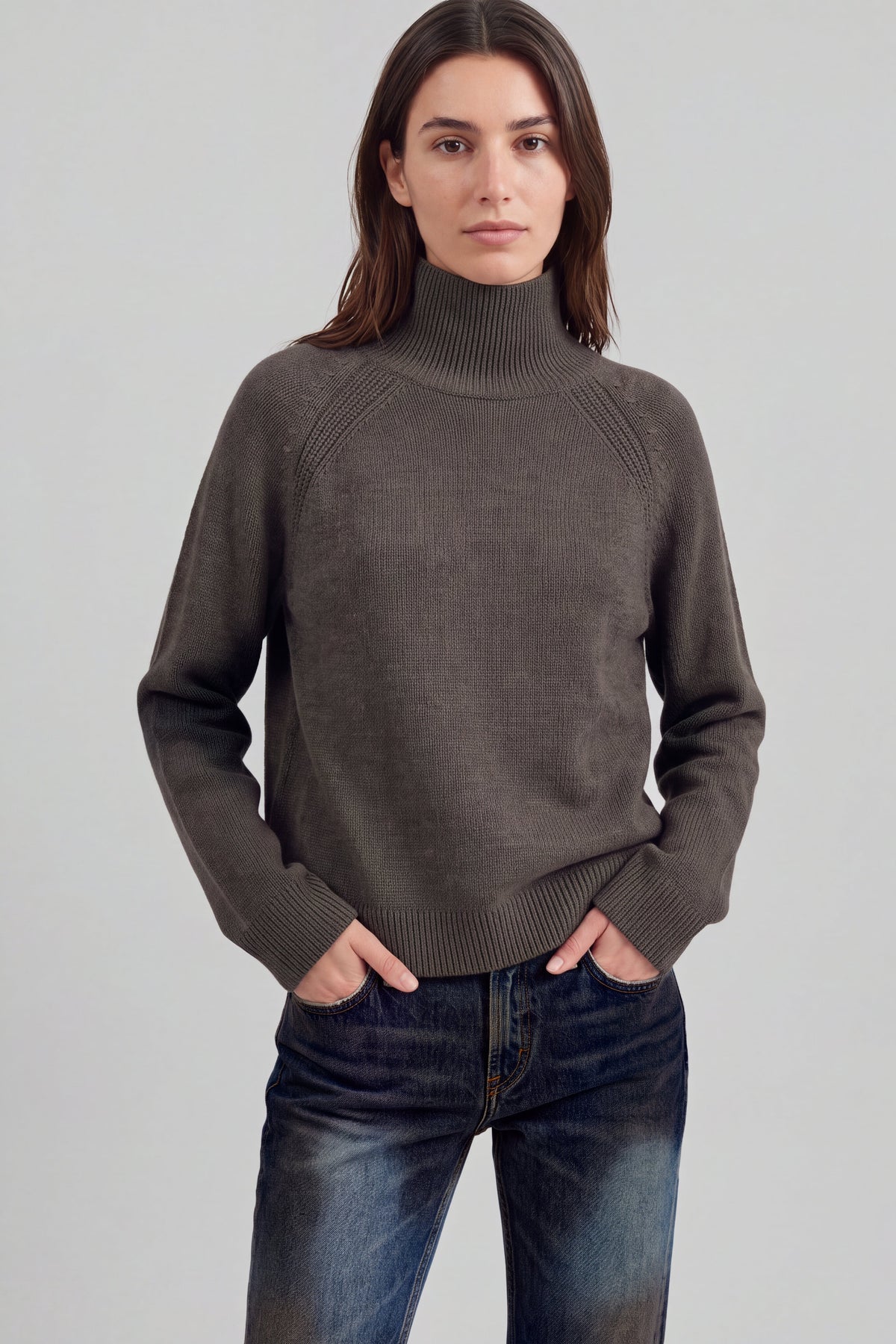 Pullover Serena in Truffle Ladneri – Model ist 1,78 m groß und trägt Gr. S