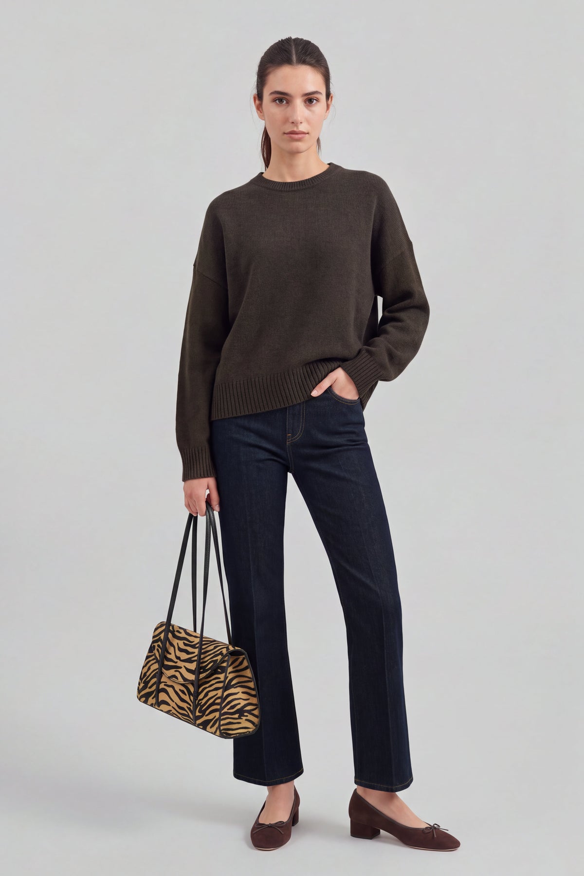 Pullover Slush in Cacao Noir Ladneri – Model ist 1,78 m groß und trägt Gr. S