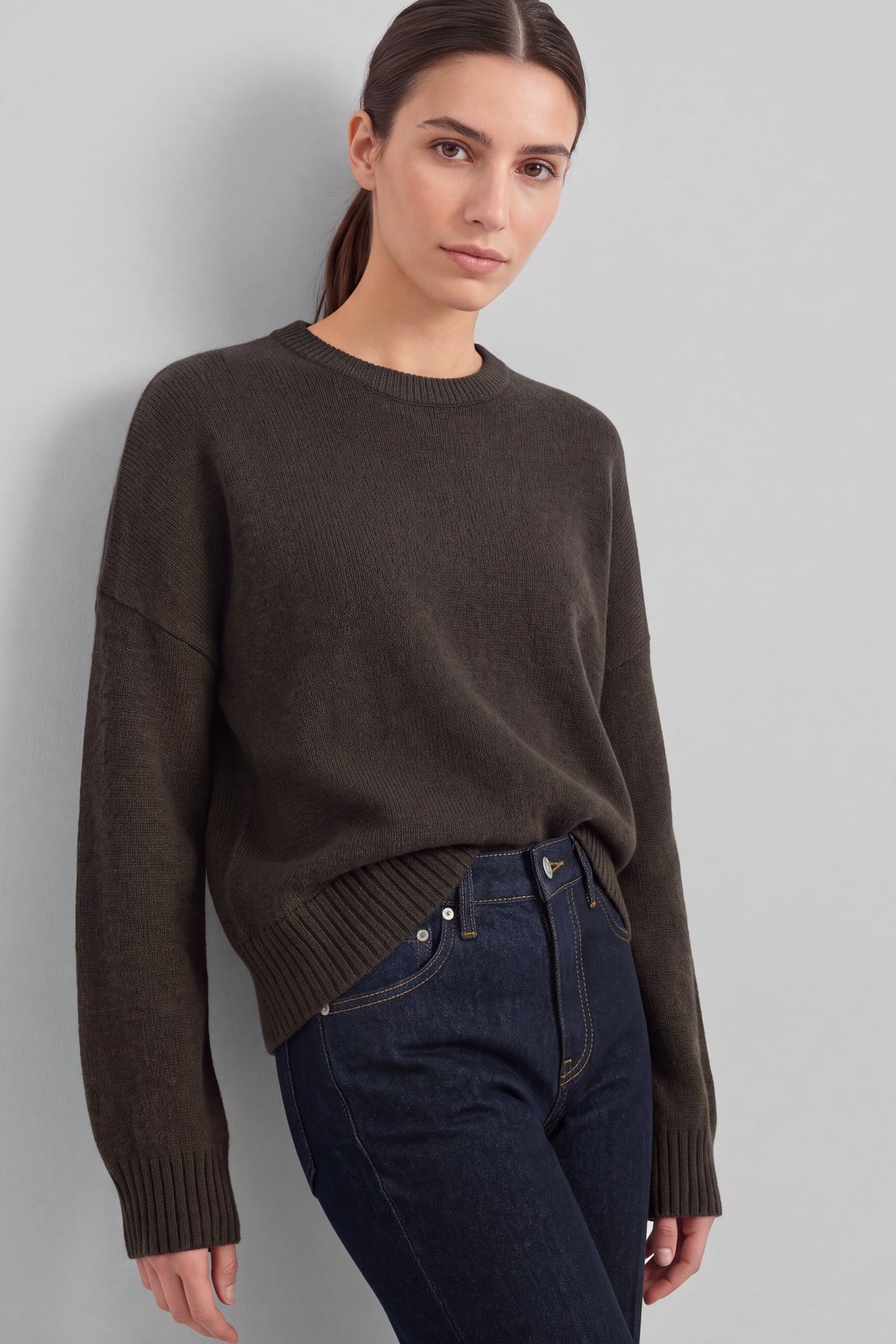 Pullover Slush in Cacao Noir Ladneri – Model ist 1,78 m groß und trägt Gr. S