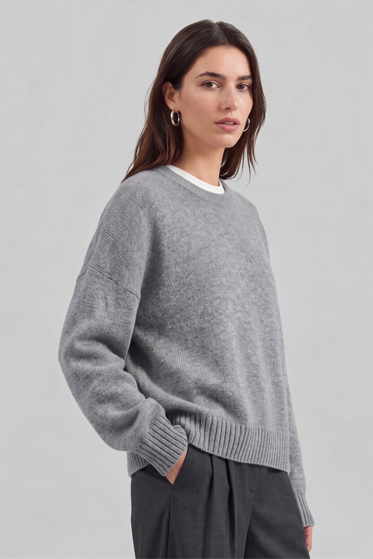 Pullover Slush in Silver Haze Ladneri – Model ist 1,78 m groß und trägt Gr. S