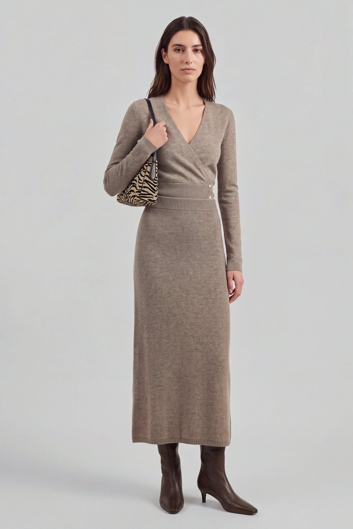 Rock Karo in Taupe Ladneri – Model ist 1,78 m groß und trägt Gr. S