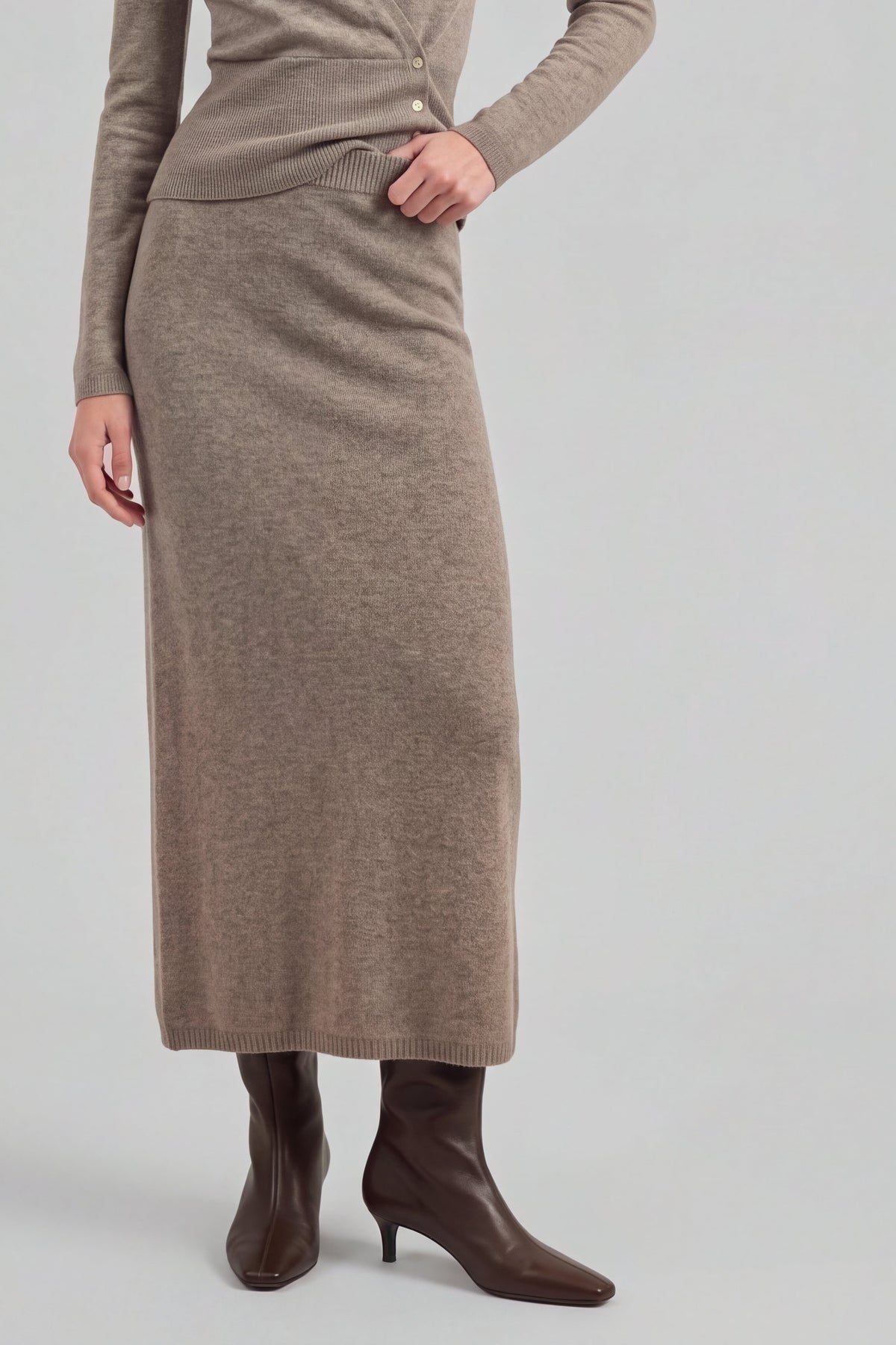 Rock Karo in Taupe Ladneri – Model ist 1,78 m groß und trägt Gr. S