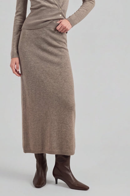 Rock Karo in Taupe Ladneri – Model ist 1,78 m groß und trägt Gr. S
