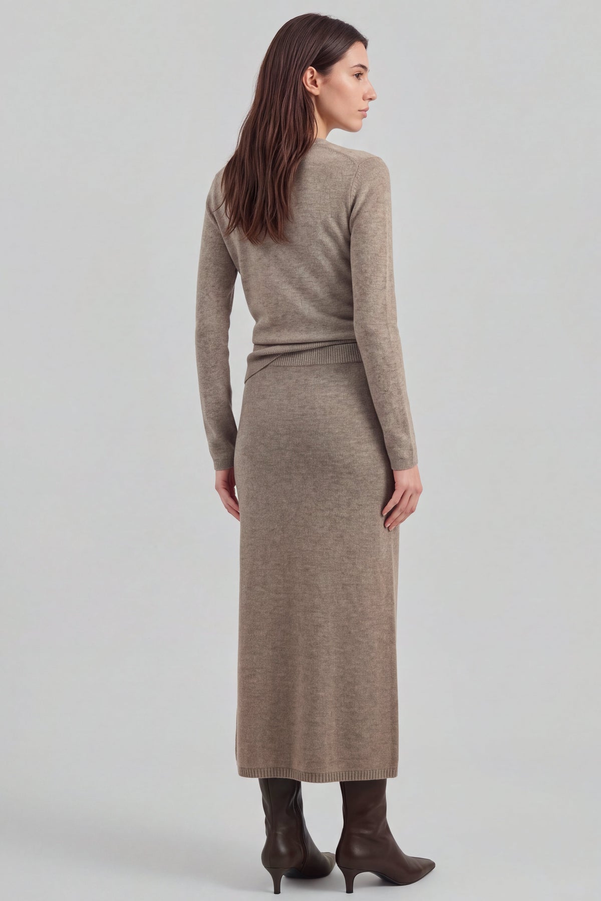Rock Karo in Taupe Ladneri – Model ist 1,78 m groß und trägt Gr. S