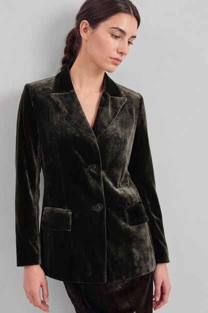 Samt Set in Dark Moss Ladneri – Model ist 1,78 m groß und trägt Gr. S