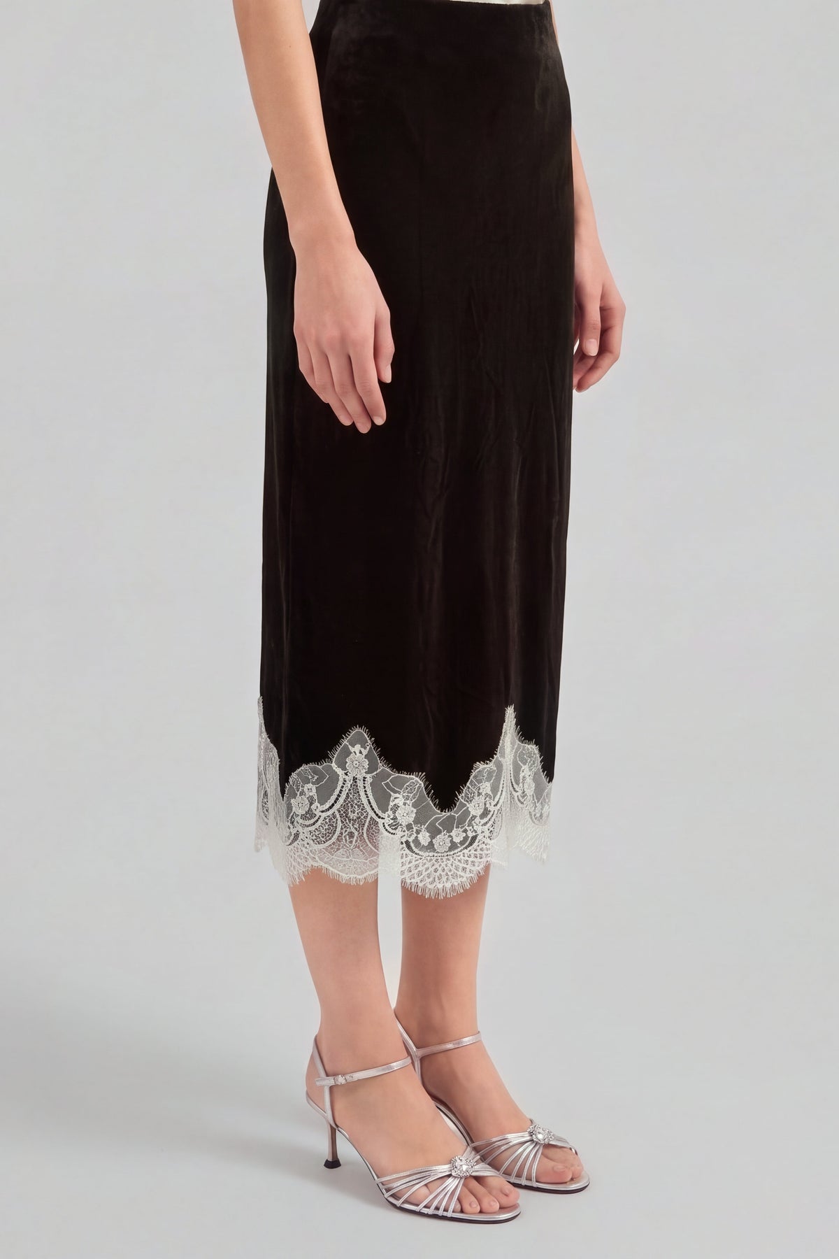 Samt Set in Dark Moss Ladneri – Model ist 1,78 m groß und trägt Gr. S