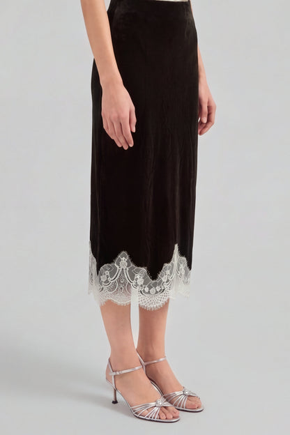 Samt Set in Dark Moss Ladneri – Model ist 1,78 m groß und trägt Gr. S