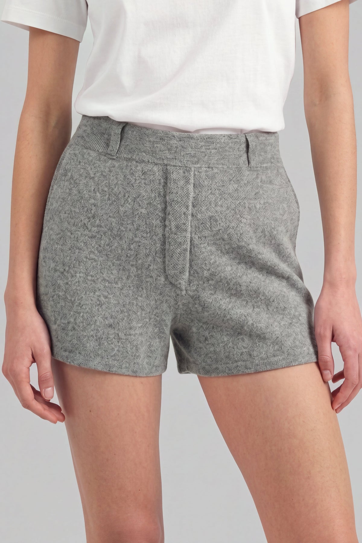 Shorts Maxi in Knitted Stone Ladneri – Model ist 1,78 m groß und trägt Gr. S