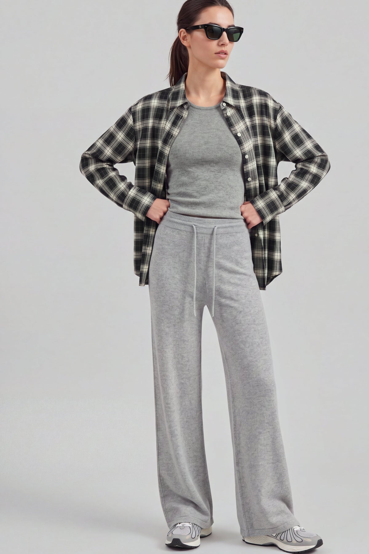 Stricktop Elou in Knitted Stone Ladneri – Model ist 1,78 m groß und trägt Gr. S