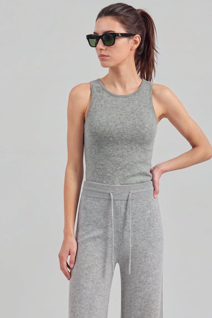 Stricktop Elou in Knitted Stone Ladneri – Model ist 1,78 m groß und trägt Gr. S