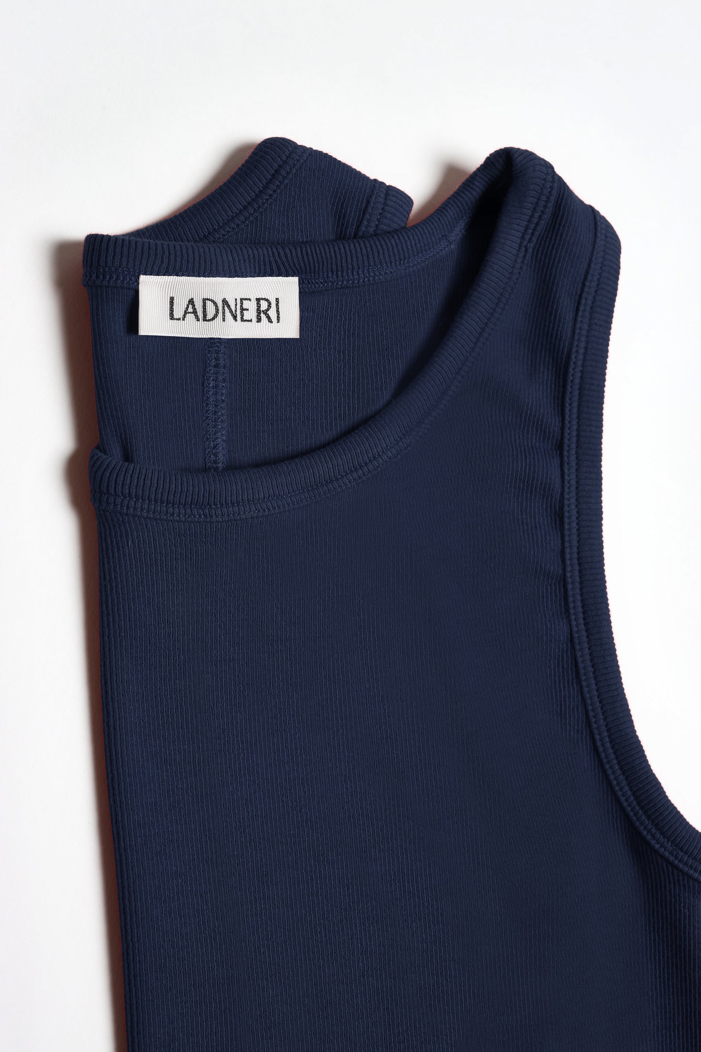 Camiseta sin mangas La Coeur en azul marino oscuro – Ladneri 