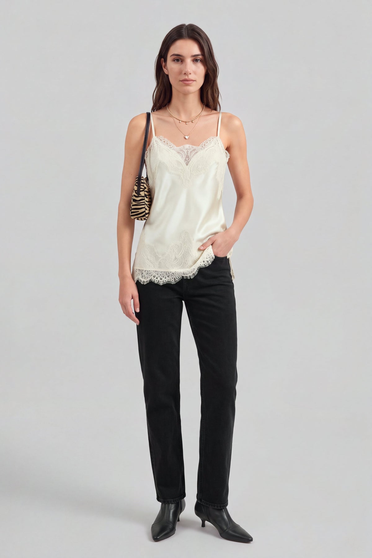 Top Darla in Cream Ladneri – Model ist 1,78 m groß und trägt Gr. S