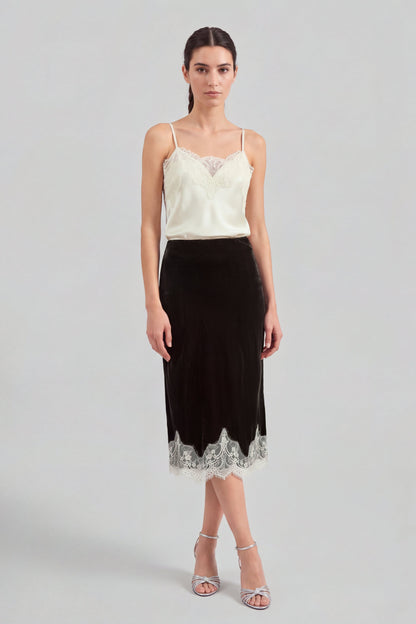 Top Darla in Cream Ladneri – Model ist 1,78 m groß und trägt Gr. S