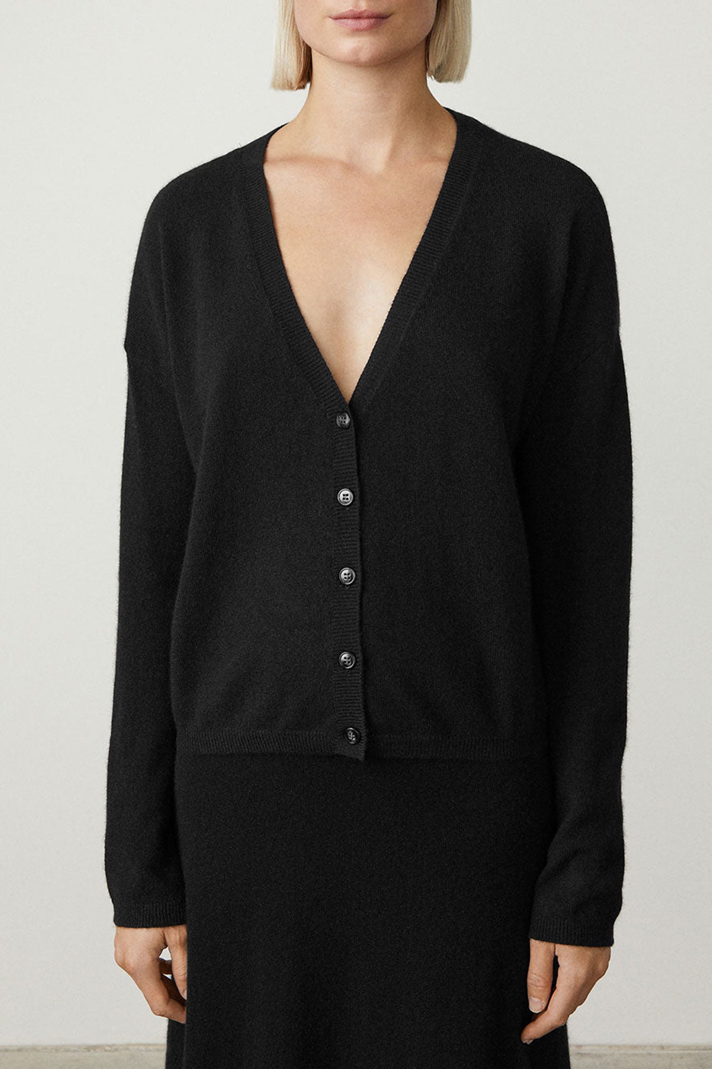 Cardigan Abby in Schwarz Lisa Yang