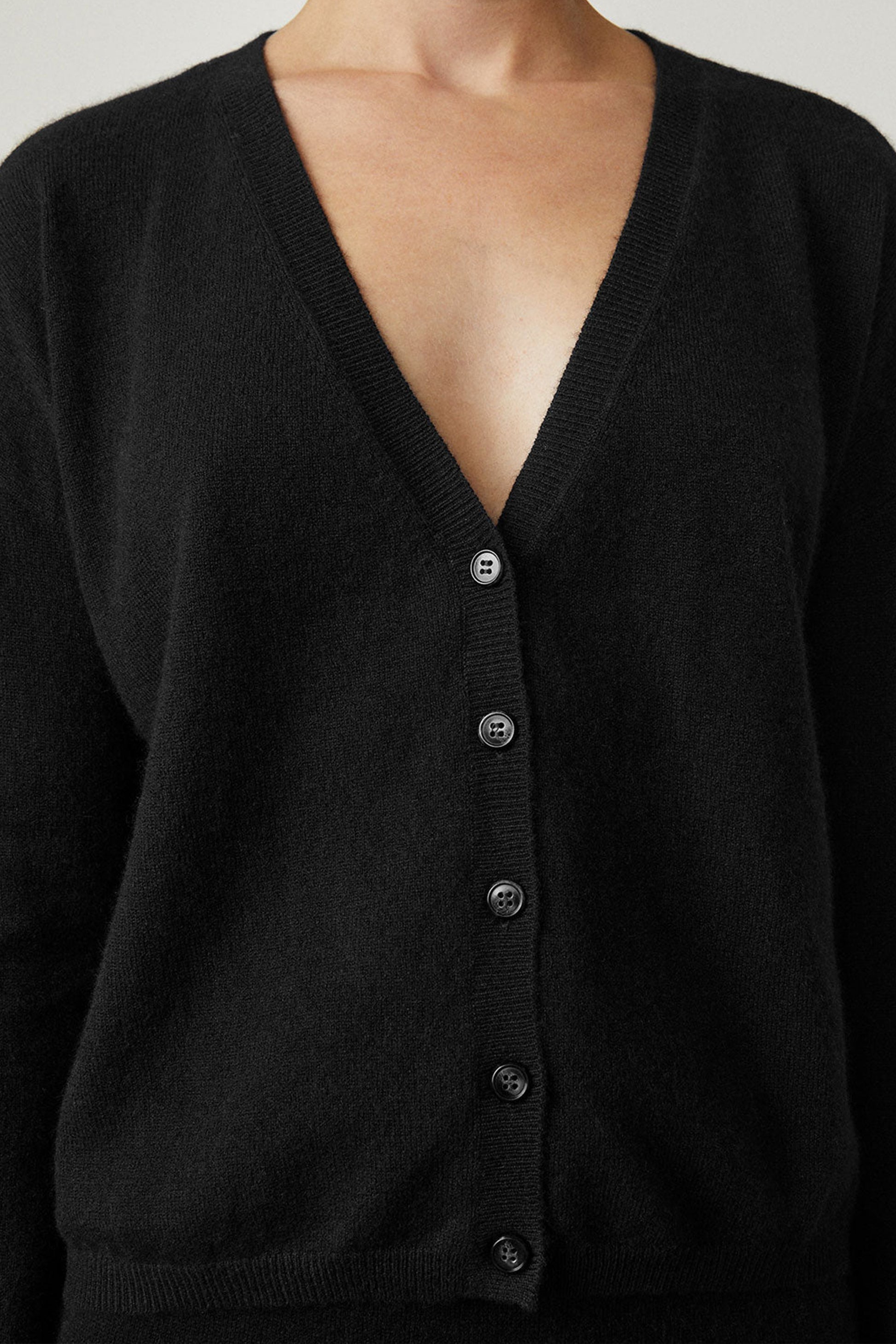 Cardigan Abby in Schwarz Lisa Yang