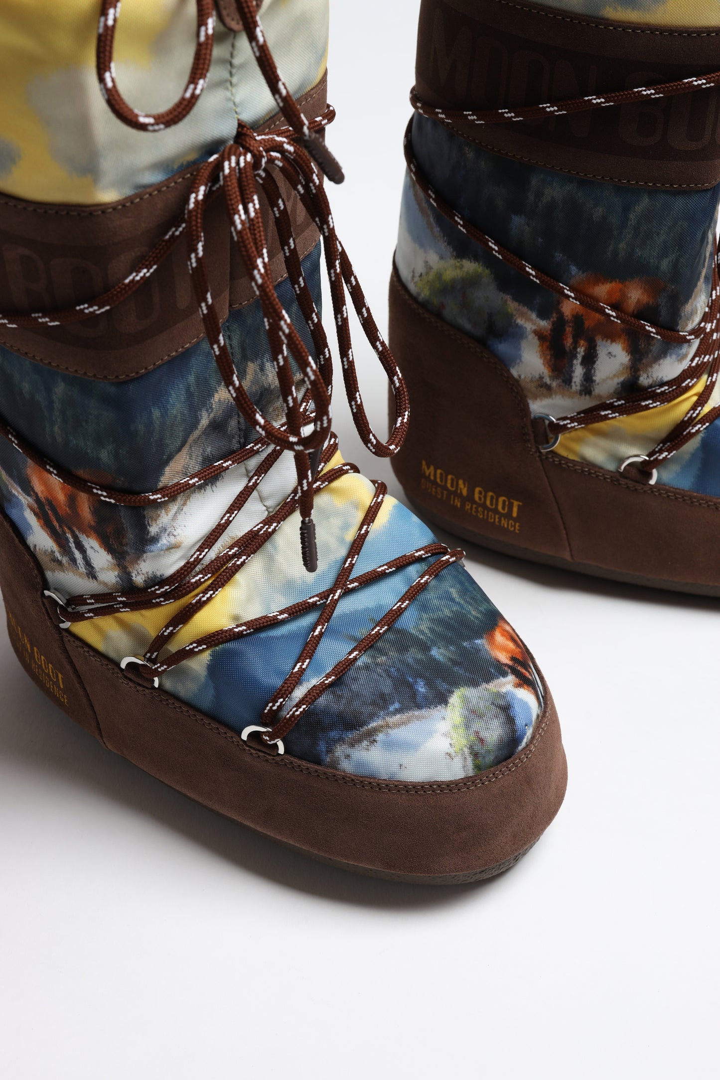 Postal «Moon Boot Icon» en color cacao. Moon Boot x Guest in Residence: Anita Hass