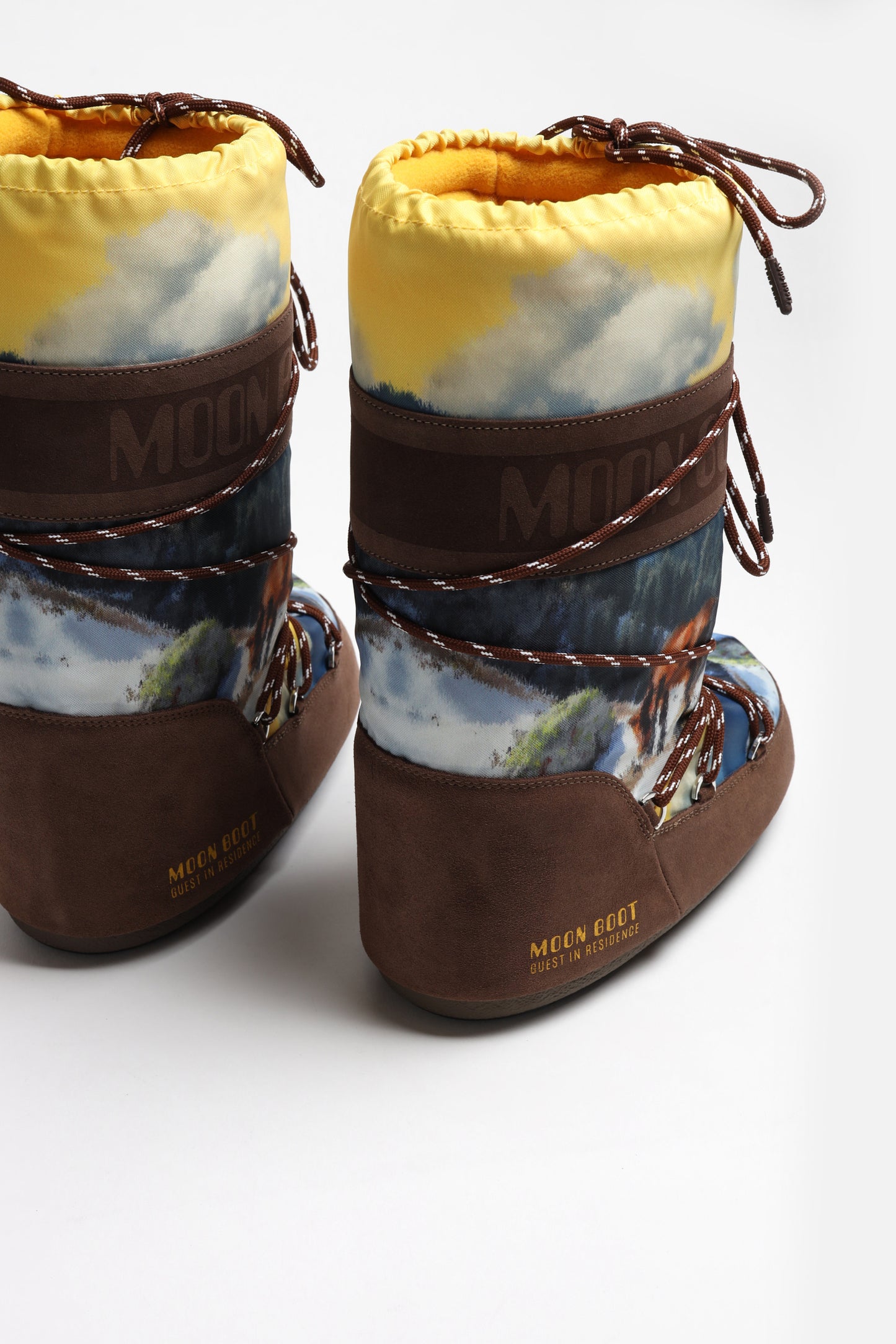 Postal «Moon Boot Icon» en color cacao. Moon Boot x Guest in Residence: Anita Hass
