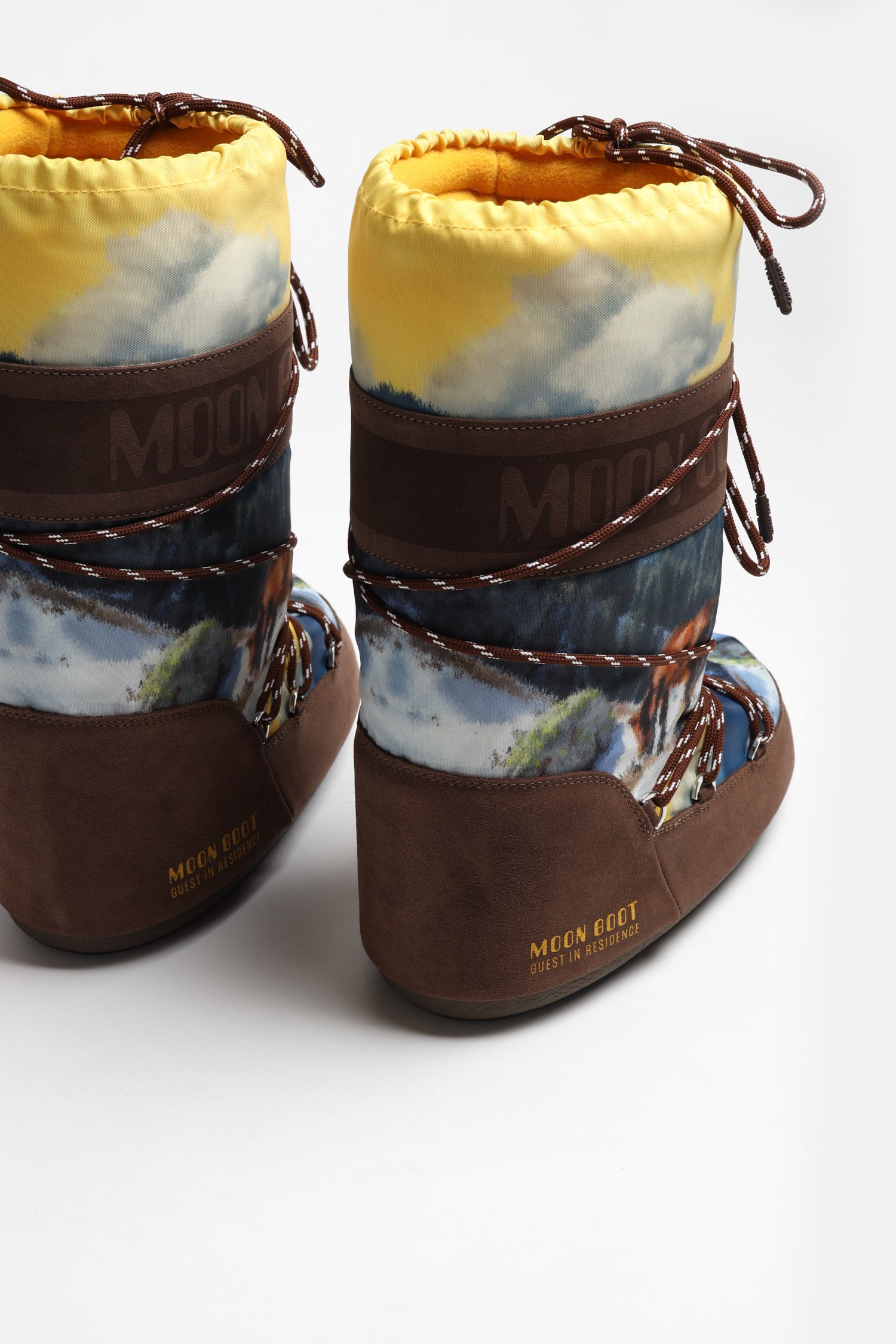 Postal «Moon Boot Icon» en color cacao. Moon Boot x Guest in Residence: Anita Hass
