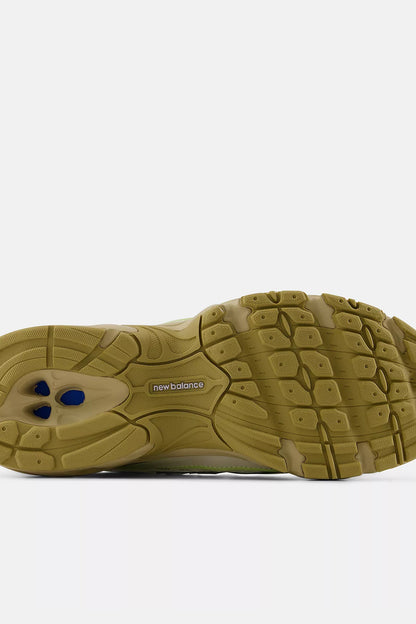 New Balance 740 Sneakers in Dry Lime/Linen - Anita Hass