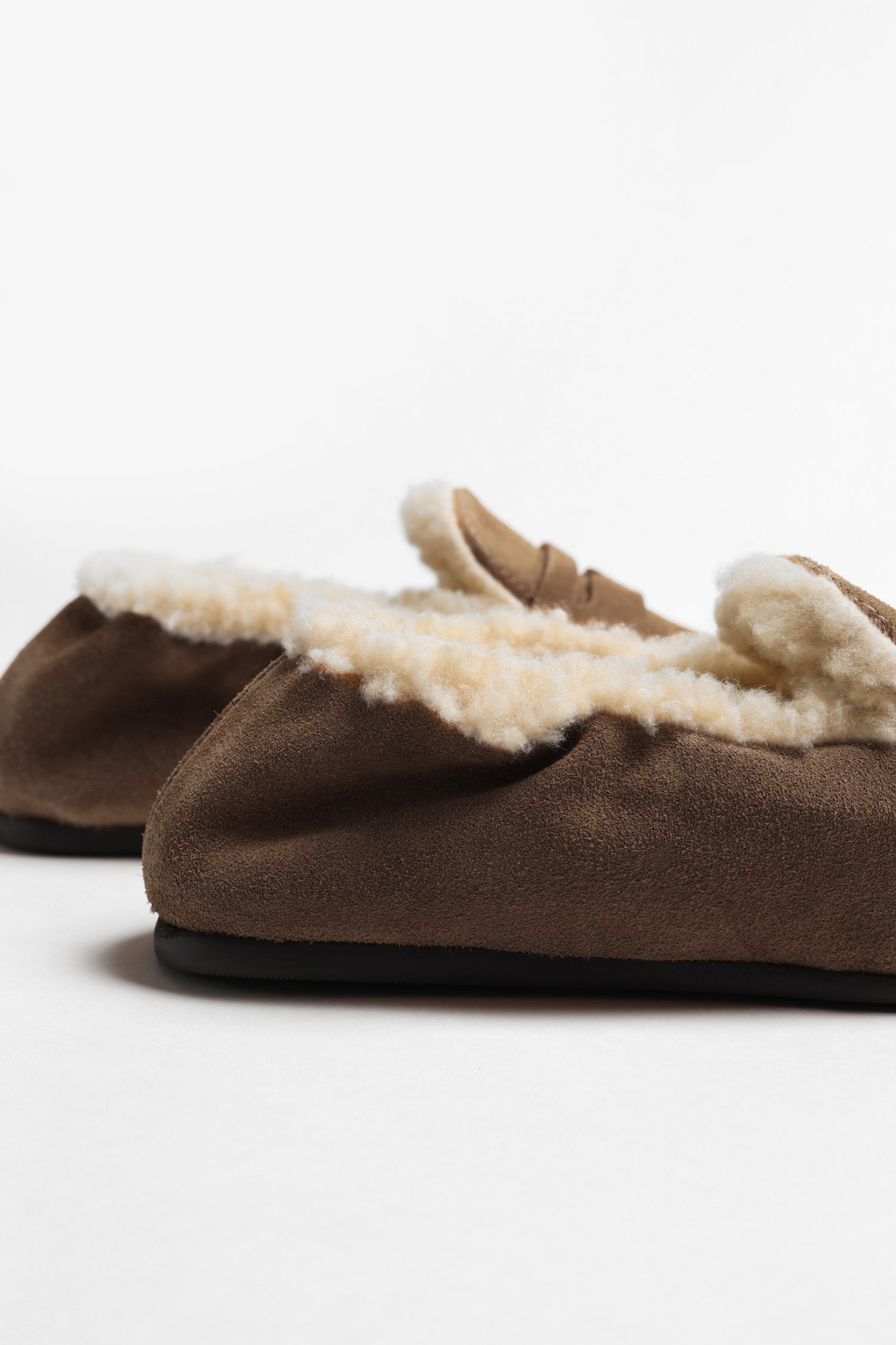 Loafer Penny Fur in Suede Dark Brown Posa