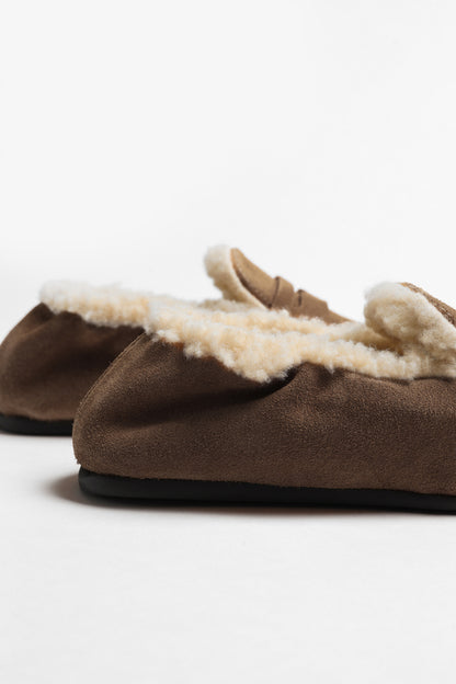 Loafer Penny Fur in Suede Dark Brown Posa