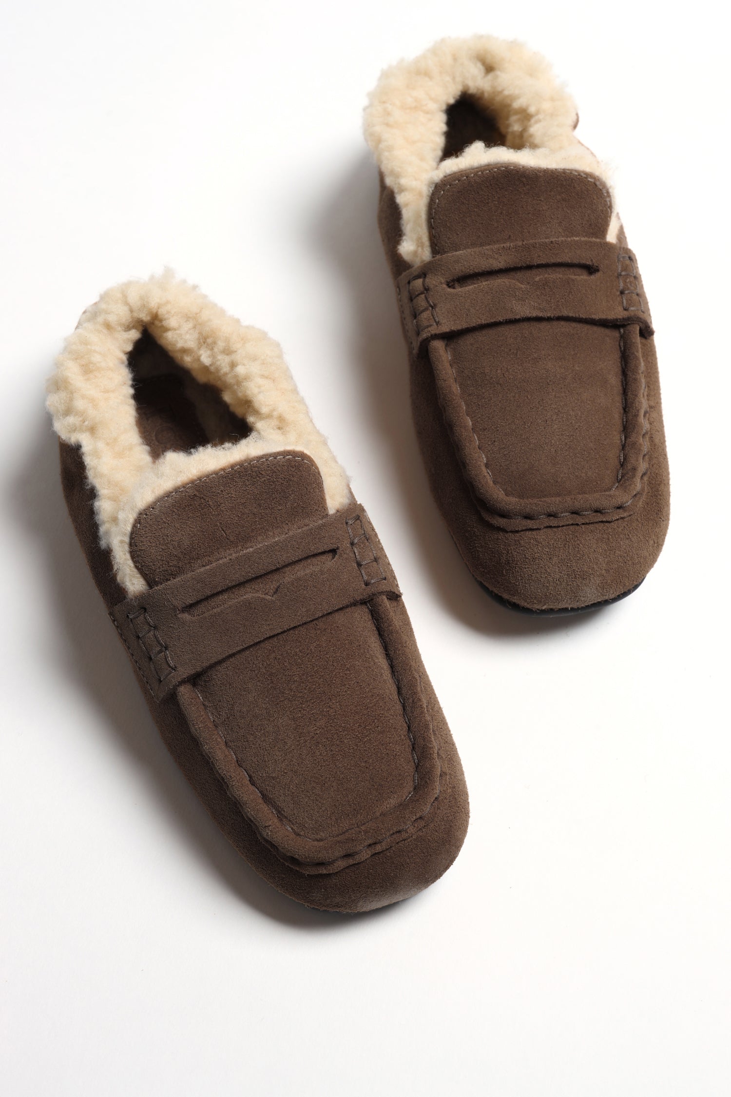 Loafer Penny Fur in Suede Dark Brown Posa