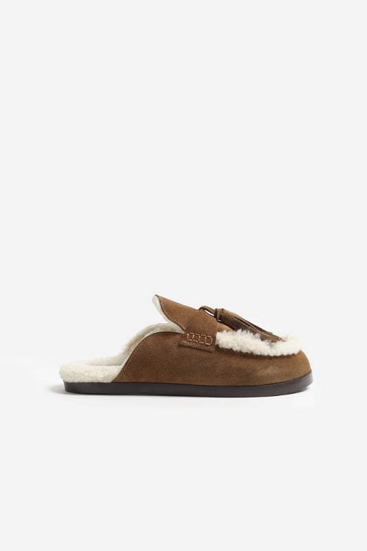 Mules Ranch con borlas de piel y lengüeta de ante color tabaco