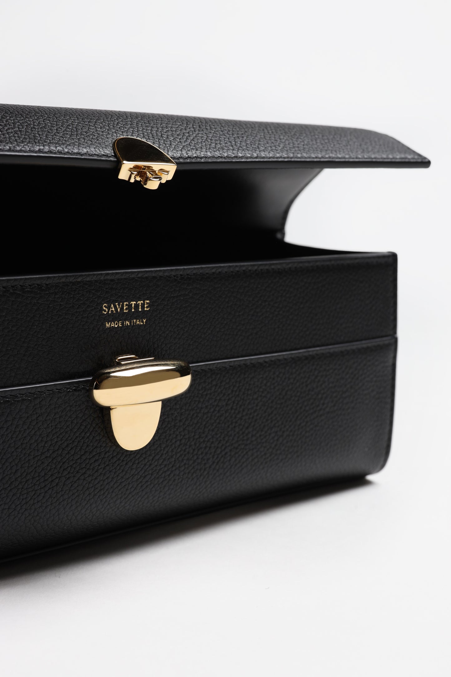 Tasche Slim Symmetry Pochette in Schwarz Savette