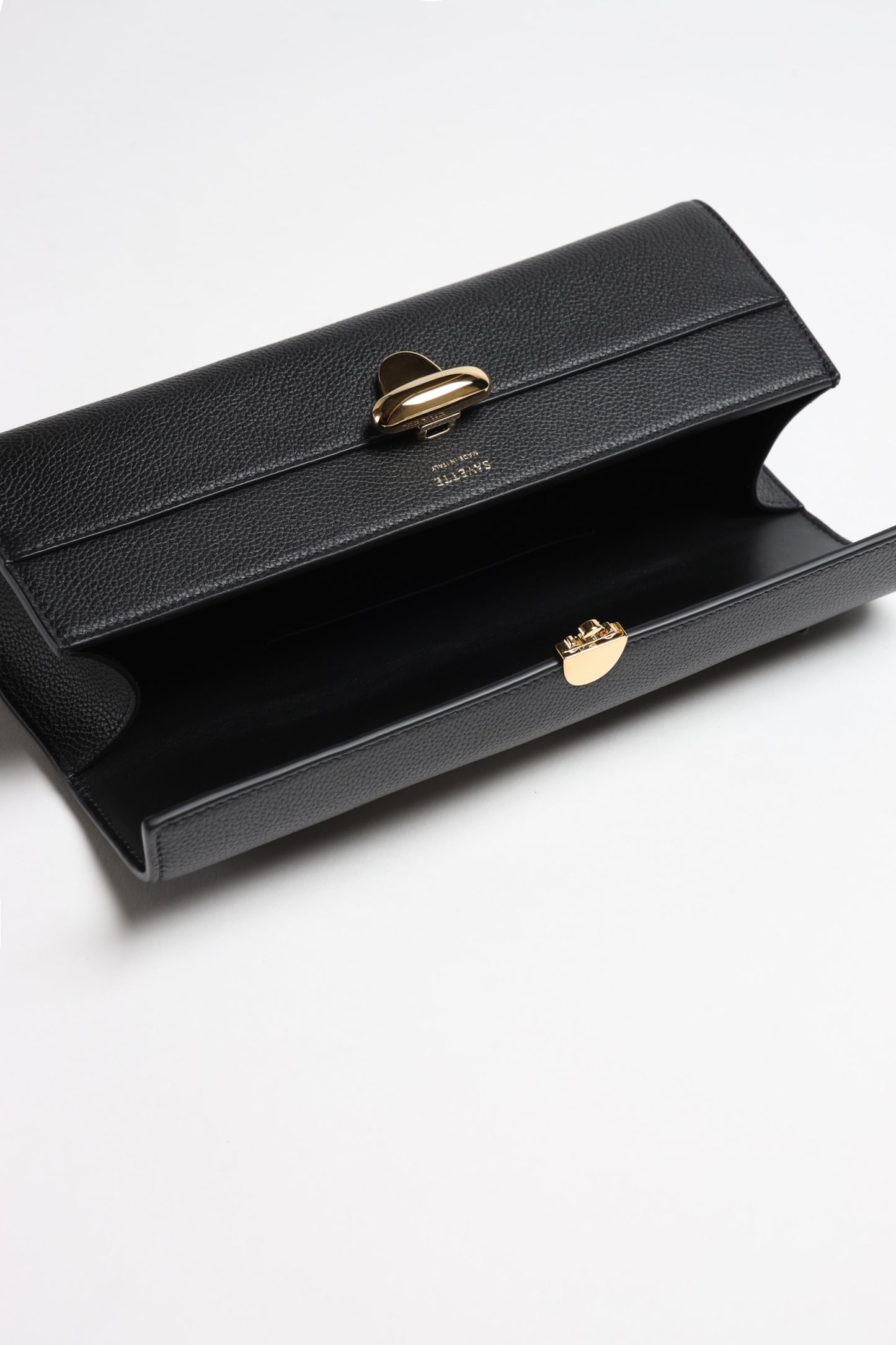 Tasche Slim Symmetry Pochette in Schwarz Savette