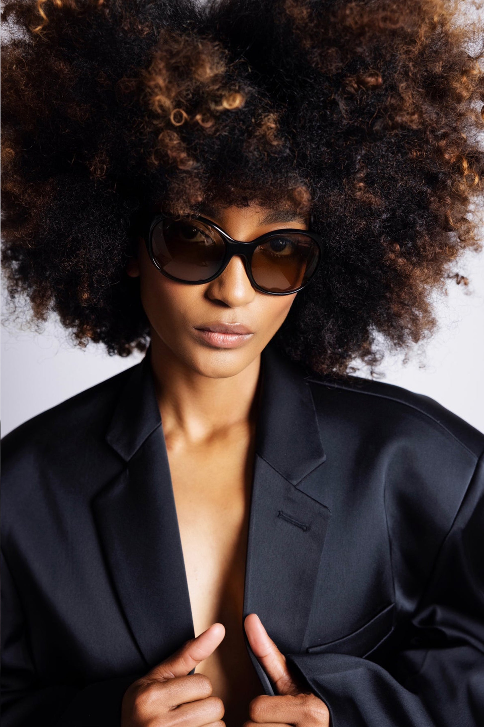 Sonnenbrille 1225 Madison Ave in Schwarz Side Eye