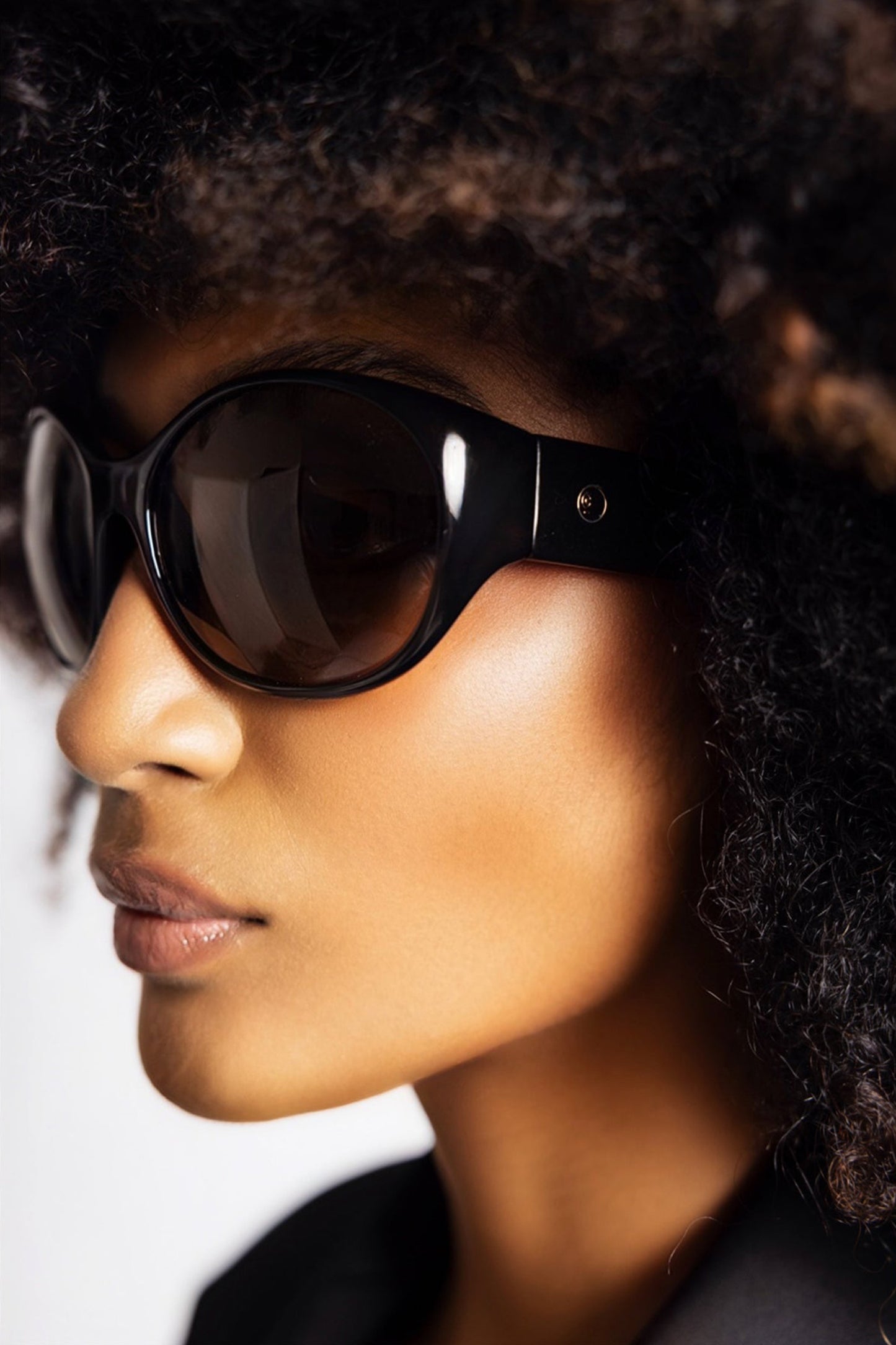 Sonnenbrille 1225 Madison Ave in Schwarz Side Eye