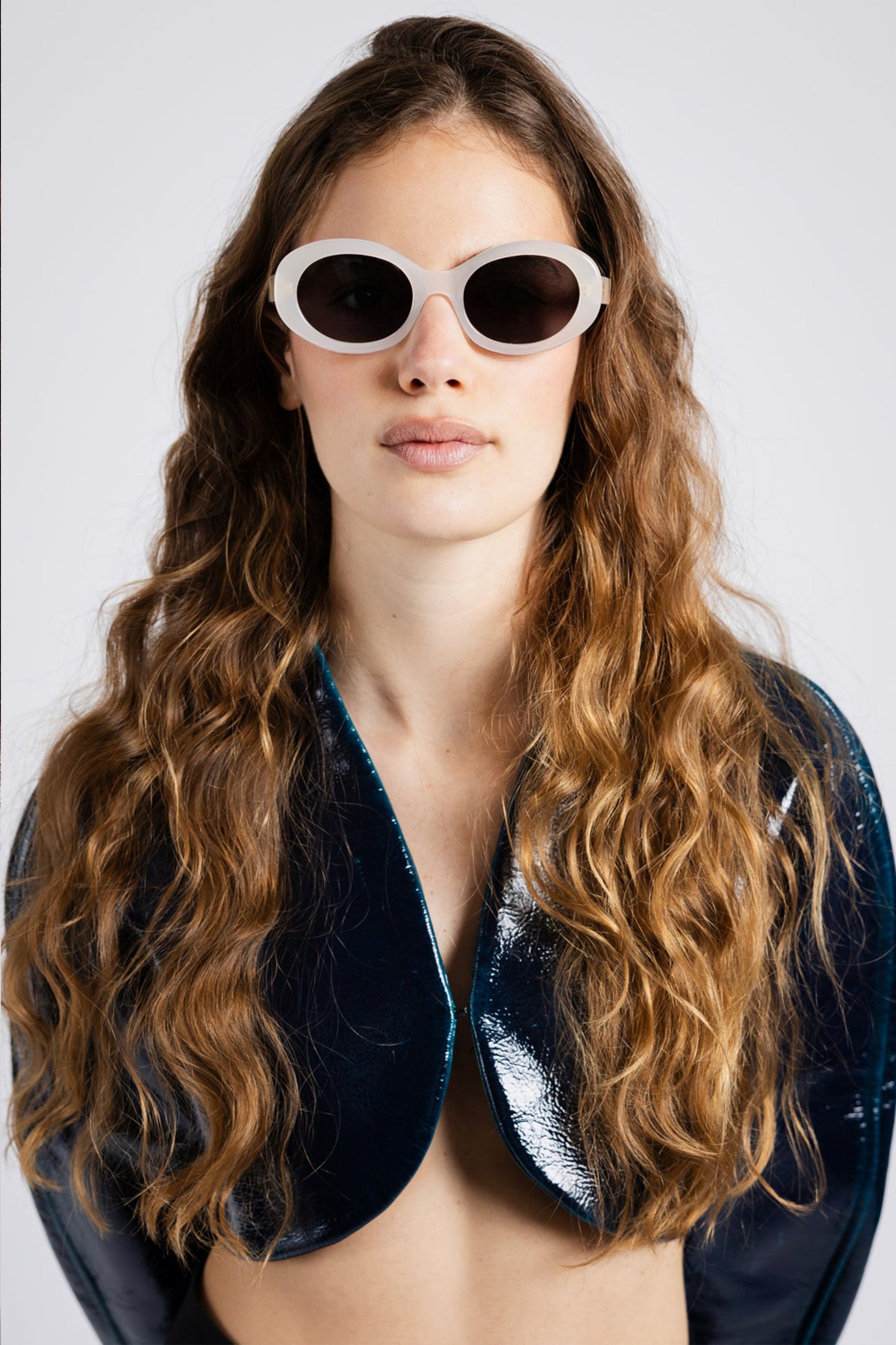 Sonnenbrille 141 Waverly Pl in Weiß/Grau Side Eye