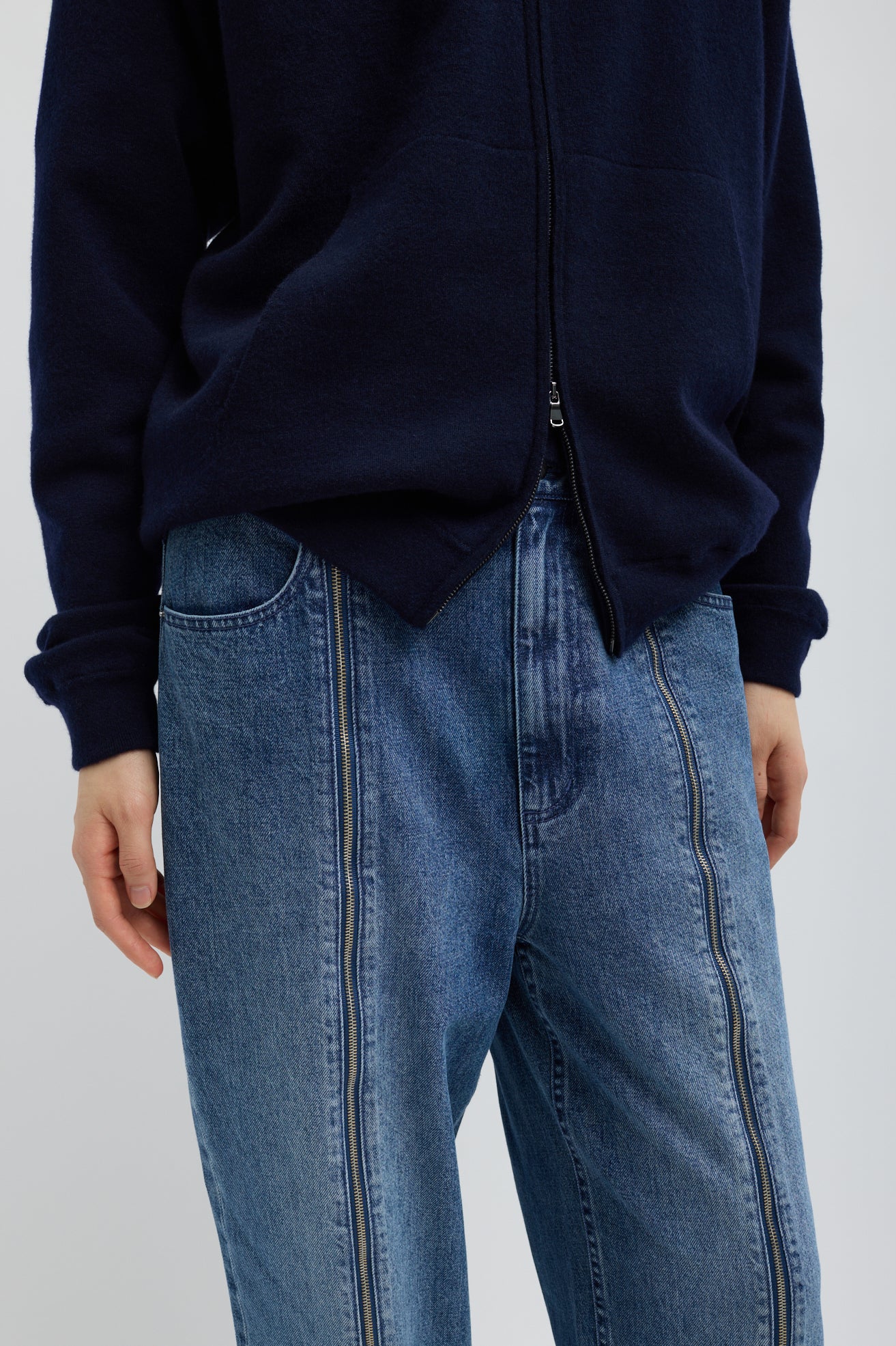 Pantalones jogger con cremallera en azul clásico de Tibi - Anita Hass