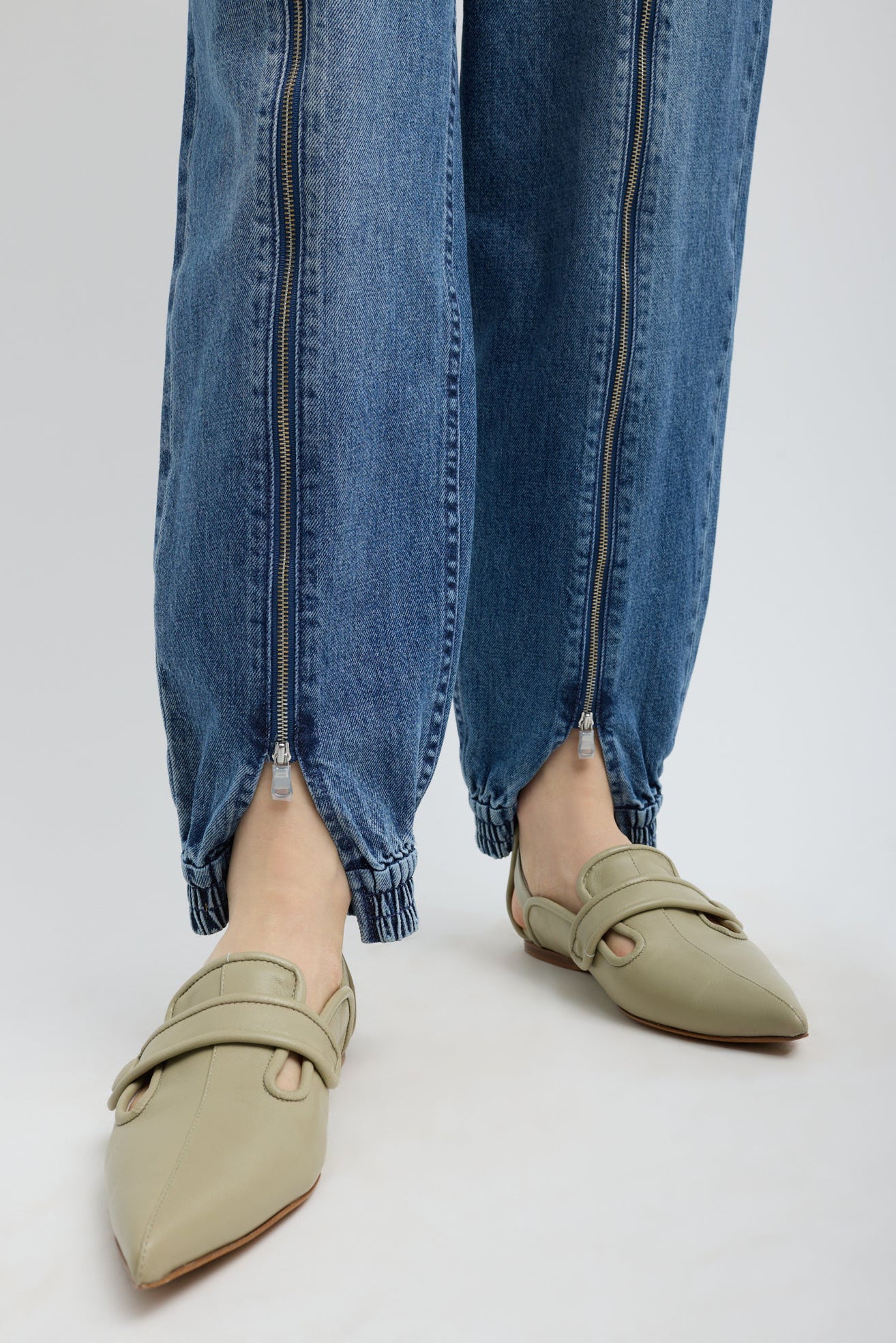 Pantalones jogger con cremallera en azul clásico de Tibi - Anita Hass