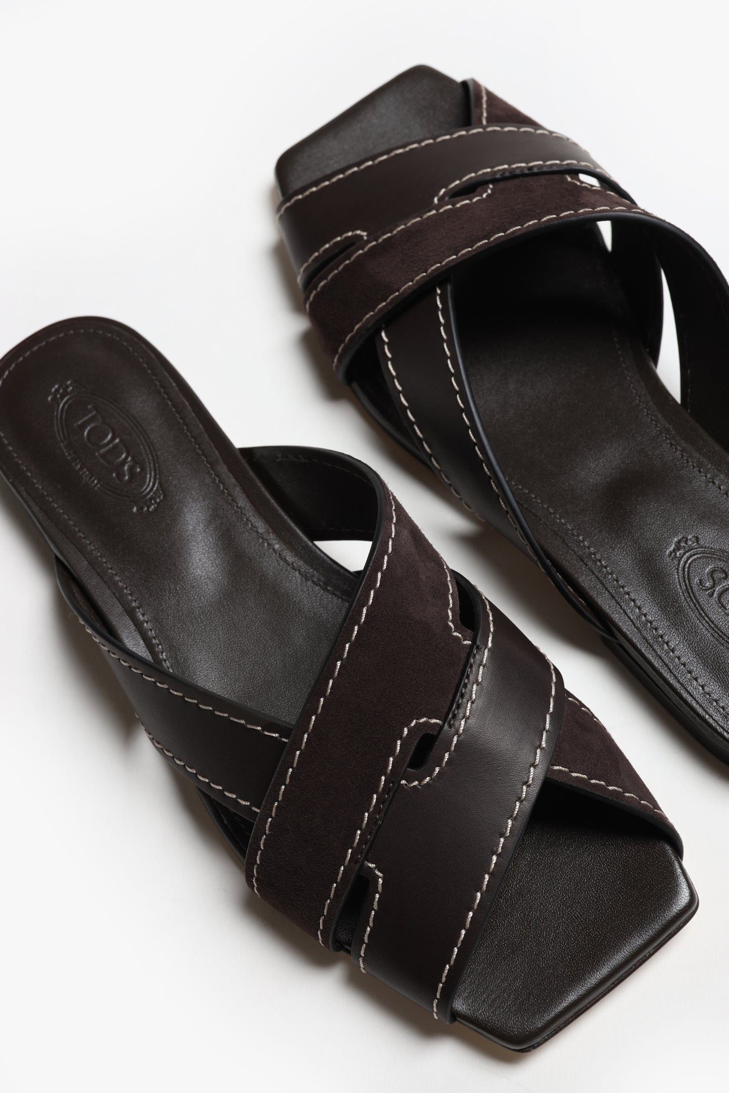 Sandales Twist T couleur chocolat de Tod's - Anita Hass