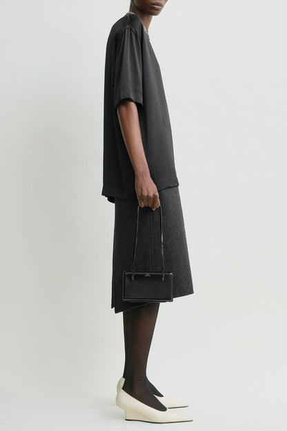 Top Satin Tee in SchwarzToteme - Anita Hass