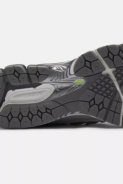 Sneaker 1906R in Silver/Neon Green