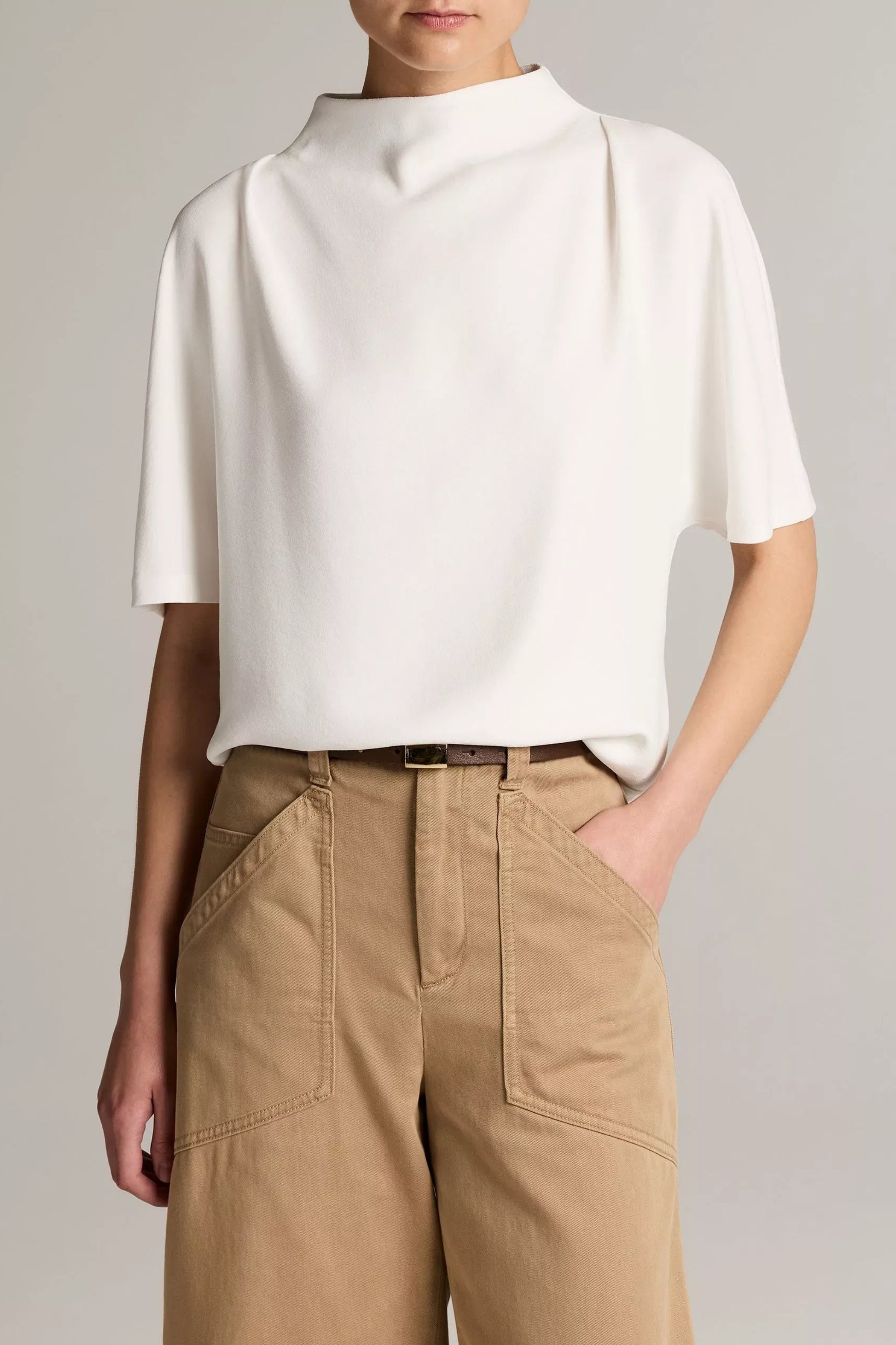 Bluse Funnel Neck in Off White Vince