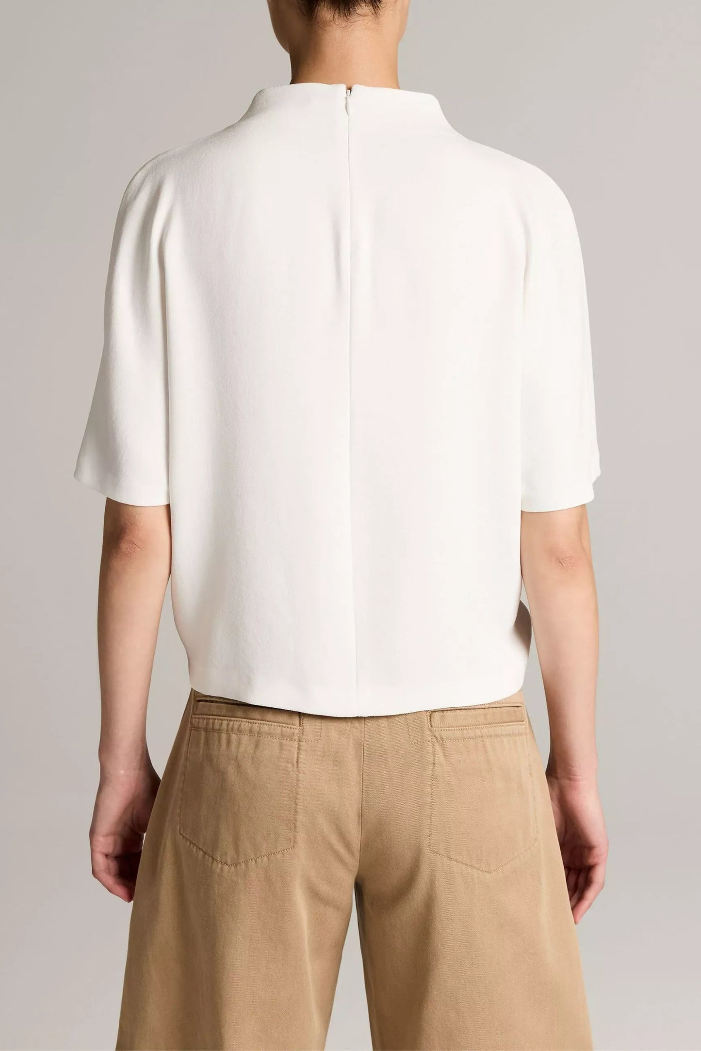 Bluse Funnel Neck in Off White Vince