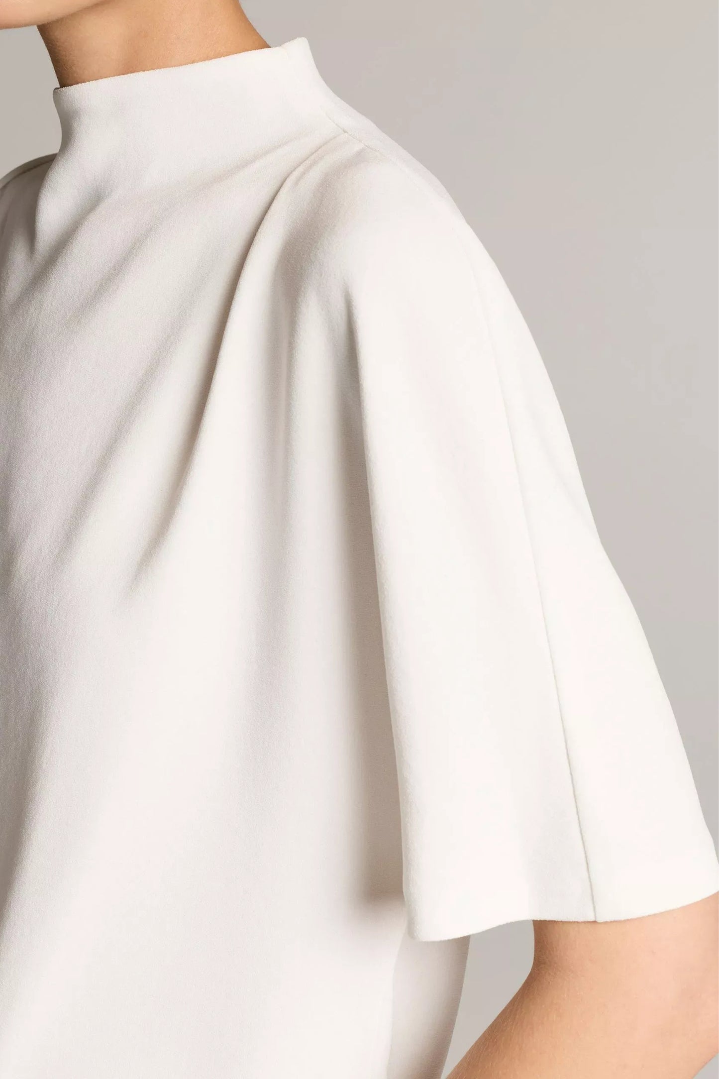 Bluse Funnel Neck in Off White Vince