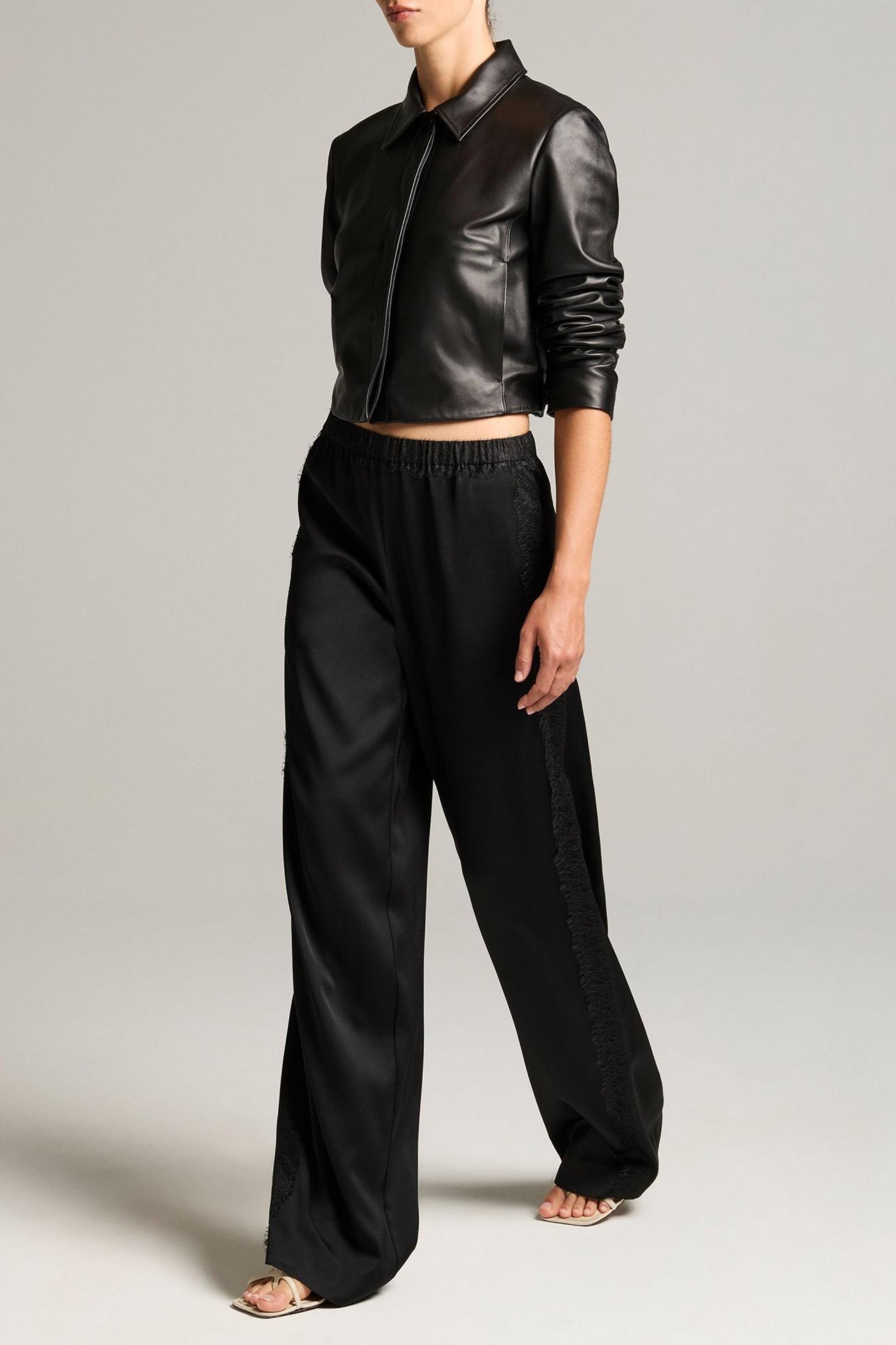 Hose Lace Trim in Schwarz Vince