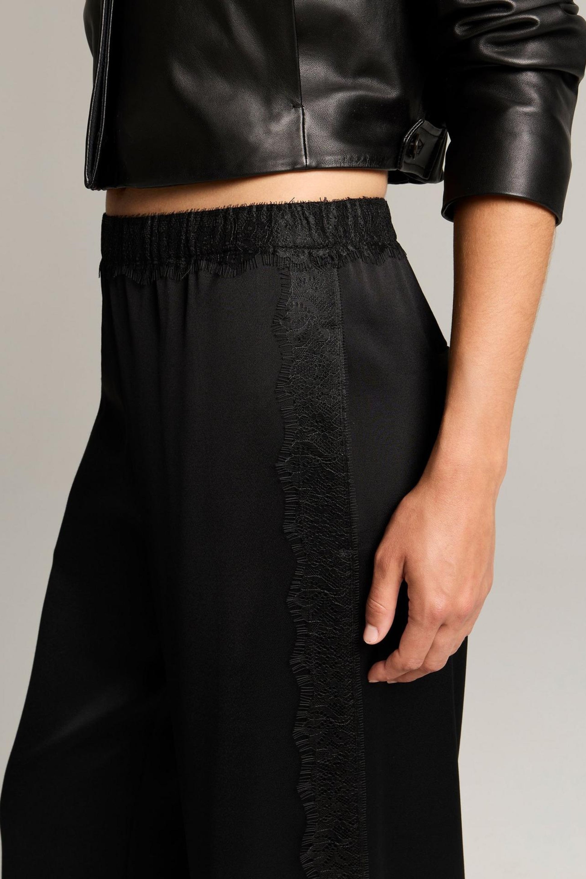 Hose Lace Trim in Schwarz Vince