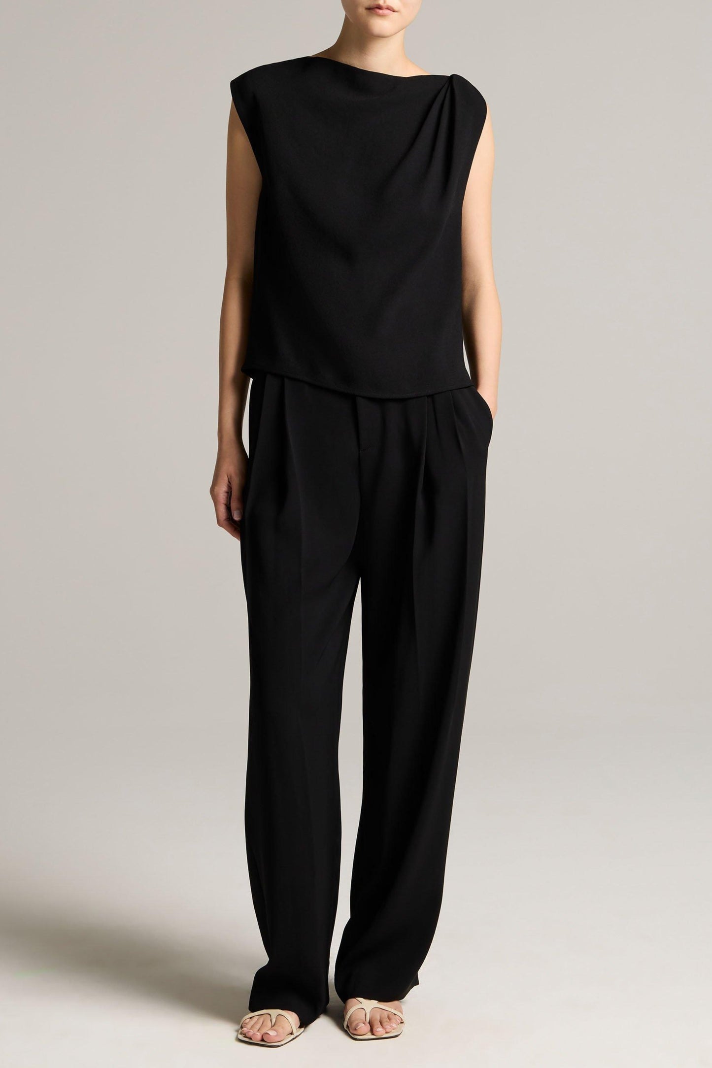 Top Draped Shoulder in Schwarz Vince