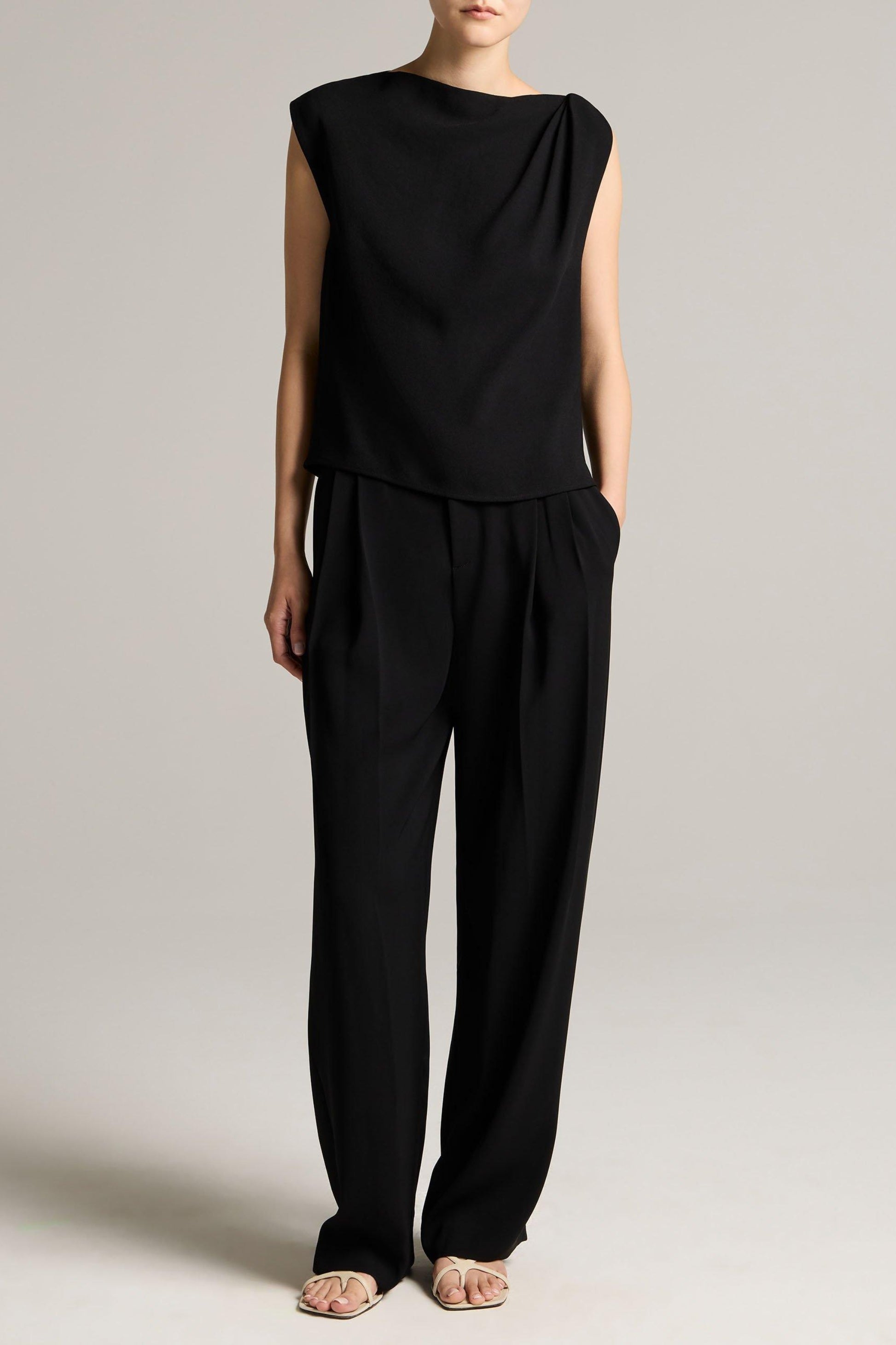 Top Draped Shoulder in Schwarz Vince
