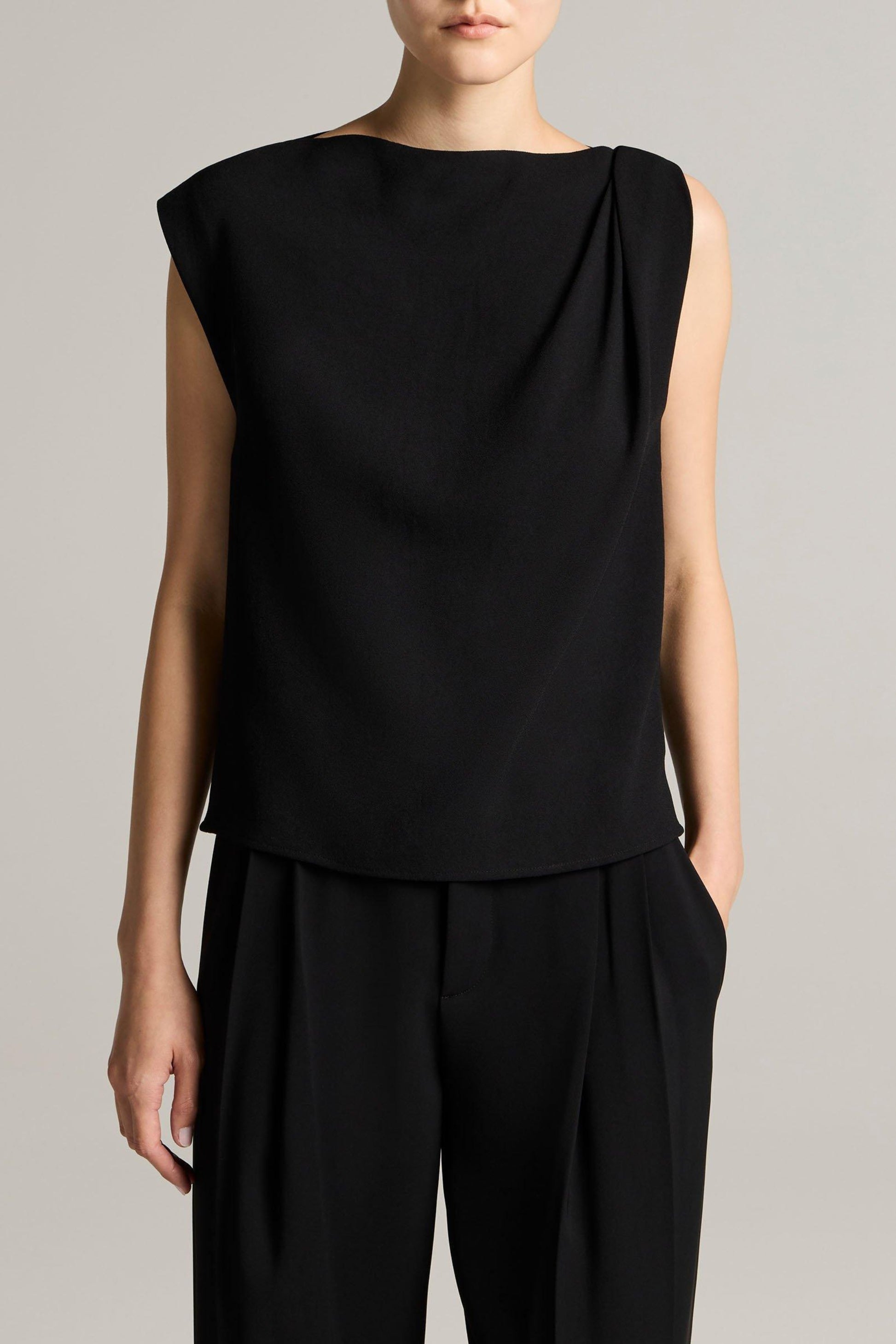 Top Draped Shoulder in Schwarz Vince